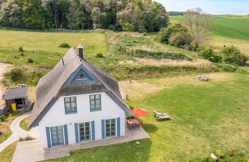 Lohme House | ZEESENBOOT | Thatched semi-detached house