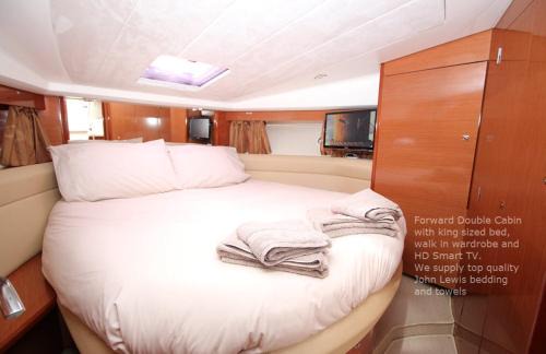 New Forest District Boat Rental | Zen Dog Luxury Motor Yacht