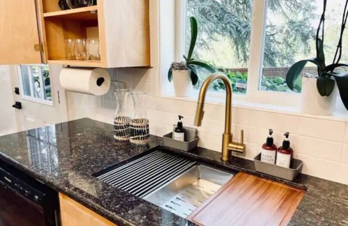 Amazon House | Zen Haus suite A&B · Luxe Spacious Retreat, UofO 1 mile, KING beds, soaking tub