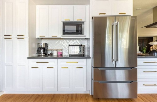 Amazon House | Zen Haus suite A&B · Luxe Spacious Retreat, UofO 1 mile, KING beds, soaking tub