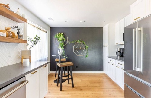 Amazon House | Zen Haus suite A&B · Luxe Spacious Retreat, UofO 1 mile, KING beds, soaking tub