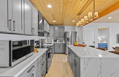 Burley House | Zen & Modern beachfront home on Vashon- grill/pet/family/wifi/games/beach/seals