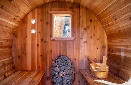 Riverside Park House | Zen Retreat - Sauna Pool Cold Plunge & More