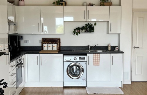 Loughton Apartment | Zen & Spacious 1 bed flat by the high street and steps away from Epping forest