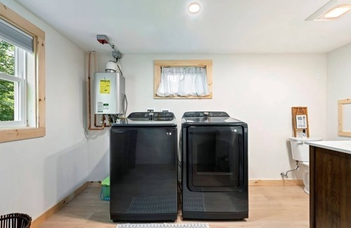 Canaan House | Zeus's Landing at Cottages of Maine Gradual beachfront, King Beds, Dog Friendly