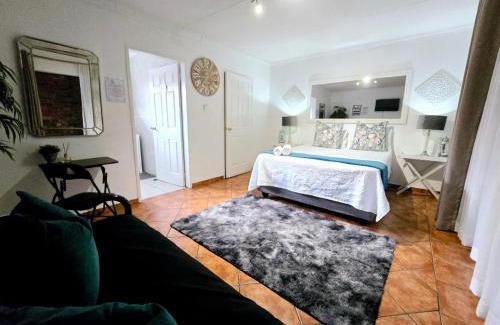 Boksburg House | Zhantique Guest House 1- Unit 5