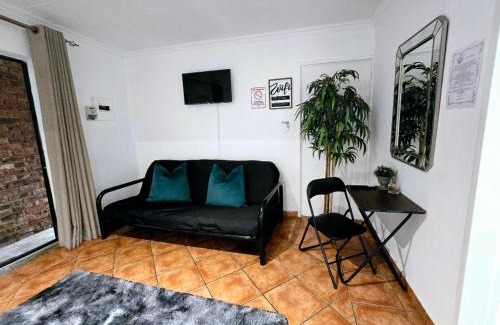 Boksburg House | Zhantique Guest House 1- Unit 5
