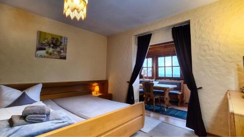 Rotensol House | Zi04 Doppelzimmer Loggia und Balkon