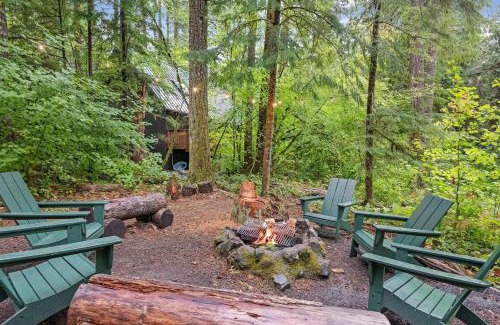 Rhododendron House | ZigZag Basecamp · Cozy Cabin Perfect for Nature Escapes w/Hot Tub