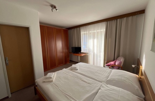 Obsteig Bed & Breakfast | Zimmer 04/2bett mit Balkon - Pension Alpina