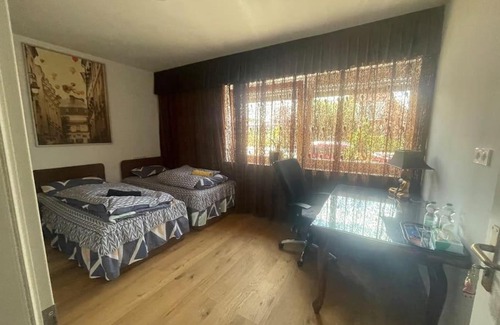 Ost Apartment | Zimmer 2 mit zwei Einzelbetten, gemeinsame Küche und Bad,waschen möglich