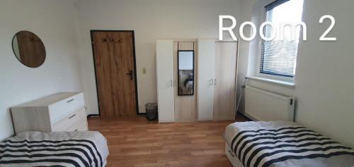 Leverkusen Apartment | Zimmer 2 von 3 mit Gemeinschaftsbad-Küche, 30min Köln Messe Bahnhof, 5min Leverkusen Bahnhof Zentrum