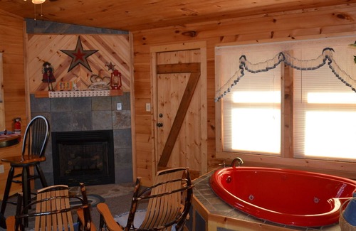 Sevierville Cabin | Zinnia, Near pigeon forge and Gatlinburg, cozy cabin for two