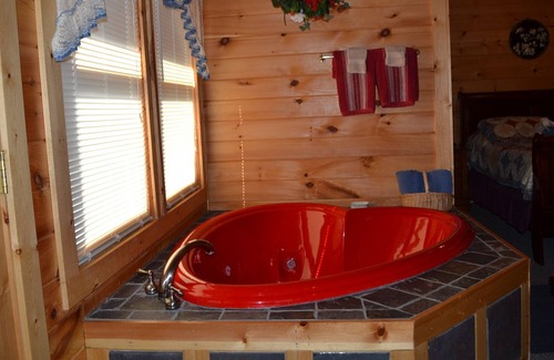 Sevierville Cabin | Zinnia, Near pigeon forge and Gatlinburg, cozy cabin for two