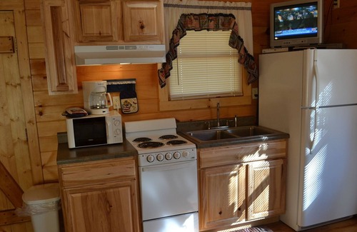 Sevierville Cabin | Zinnia, Near pigeon forge and Gatlinburg, cozy cabin for two