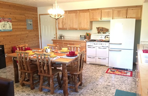 Orderville Cabin | Zion & Bryce Family Cabin With Wifi, AC, Hiking Trails In Secluded Pine Forrest