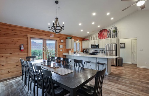 Zion National Park South Entrance Apartment | Zion Chalet 6 BD Retreats, Reunion,Wedding sleeps 22 w/hottub. 10 mins from Zion