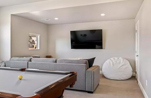 Washington House | Zion Comfort w Game Room Hot Tub Resort Pool