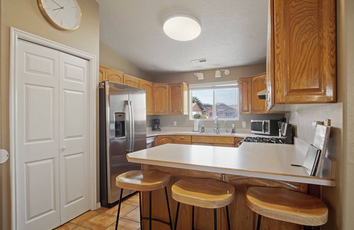 La Verkin House | Zion Desert "Cruise" House - private pool, hot tub & game room