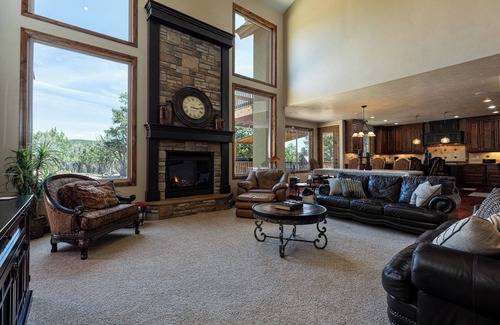 Zion National Park East Entrance House | Zion (East) Luxurious Home King Beds WiFi Privacy Hot Tub