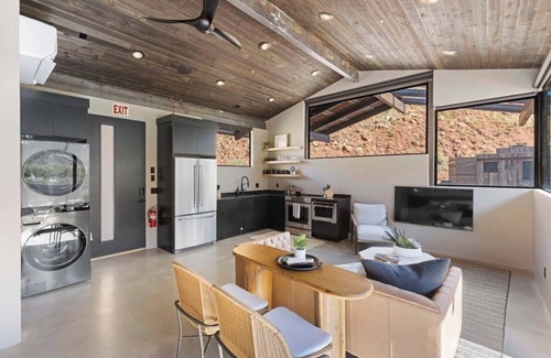 Zion National Park South Entrance Apartment | Zion loft | Canyon Views | Unit 1