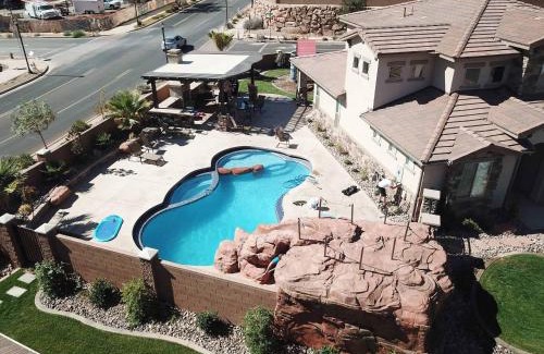 Sienna Hills House | Zion Reunion Poolhouse home