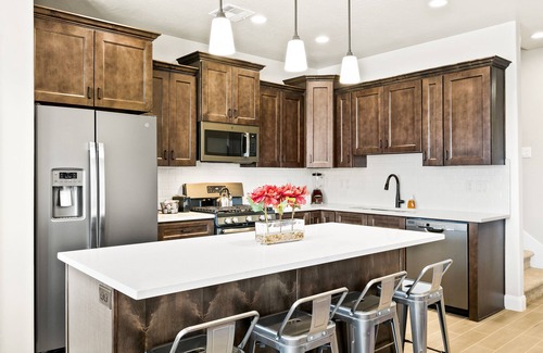 Hurricane House | Zion Village-Corp Retreat-Family Reunion-Private Heated Pool-Zion-Bryce-Golf