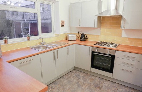 Chorlton-by-Backford House | Zoo House Chester - 400m from the Lions!