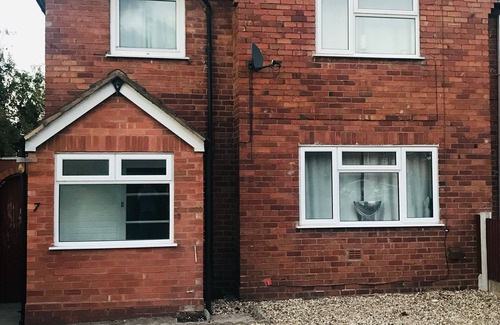 Chorlton-by-Backford House | Zoo House Chester - 400m from the Lions!