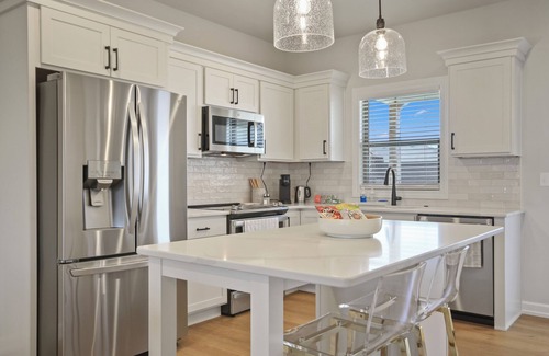 Columbia House | Zou Lodge - Stylish Stay 15 Minutes to Mizzou & Downtown