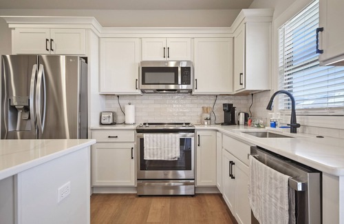 Columbia House | Zou Lodge - Stylish Stay 15 Minutes to Mizzou & Downtown