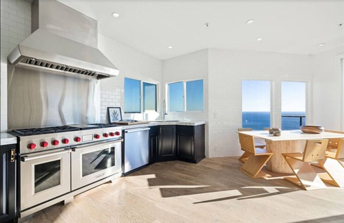 Western Malibu House | Zuma Beach View Estate with Cedar Soaking Tub