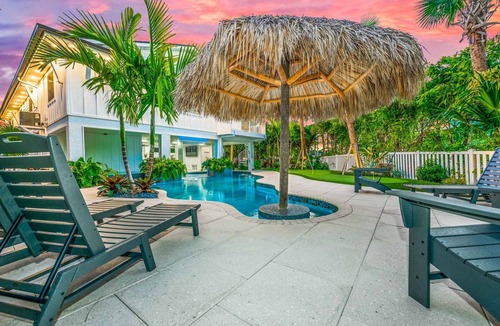 Siesta Key House | Great Family Retreat with Pool, Spa, Putting Green & Game Room - Paradise Cove