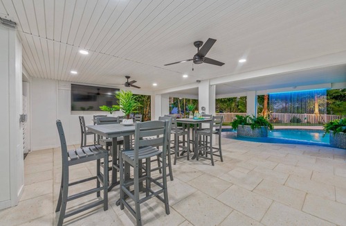 Siesta Key House | Great Family Retreat with Pool, Spa, Putting Green & Game Room - Paradise Cove