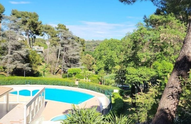 Évasion à Deux. Domaine Prestigieux. Jacuzzi & Parking Privés, Piscine Golf