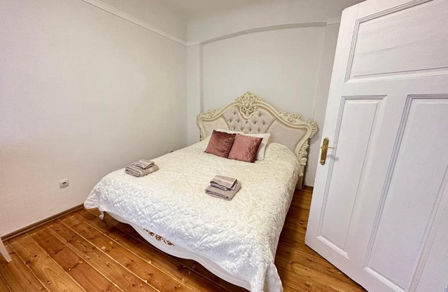 Čaka Street Royal Apartment 42
