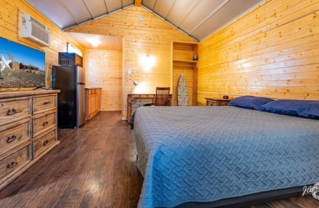 02-Private Cabin-Kitchenette, TV, Wifi & Breakfast
