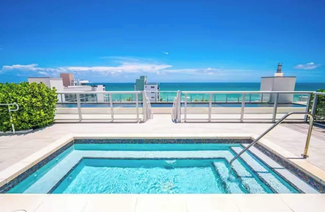 1/1 Deluxe CONDO/Walk to Hollywood BEACH/Rooftop POOL and JACUZZI/24hr GYM