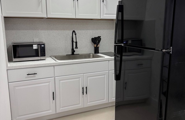 1/1 Studio in Pembroke Pines. Close to Beaches, Airports, & Stadium’s. W/Patio