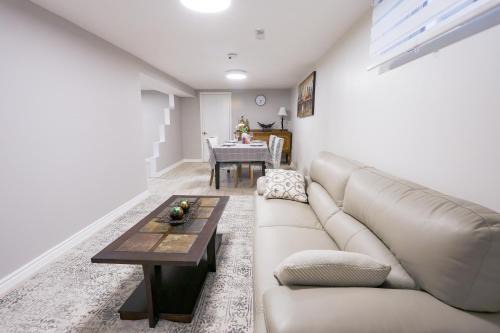 1,200sq ft comfy home, perfect location, luxury bedding, feels like home!