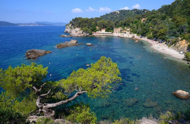 1.5 km from "plage de la Garde" Top of Villa with private garden and barbecue area