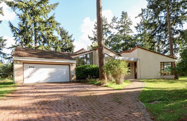1 ALEUTIA GARDENS, family friendly, with hot tub in Thetford
