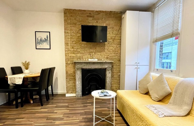 1 BDR Flat W/Canal View- Moments away from Famous Portobello Rd