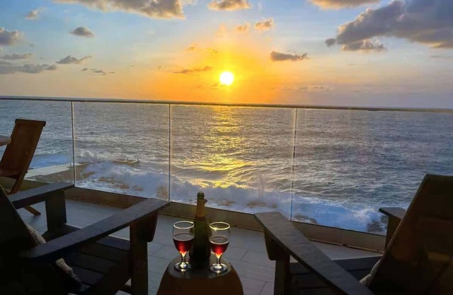 1 Bdr Penthouse Oceanfront Condo w/Infinity Pool