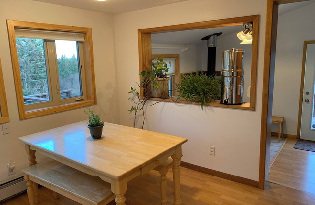1 bed, 1 bath, breakfast included, full kitchen, washer/dryer, and rental car.n