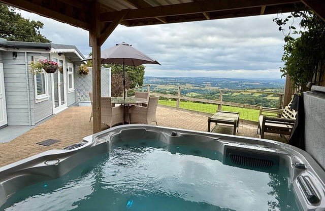 1 Bed Cabin-Sleeps 2, Hot Tub, Garden, Pets, Views