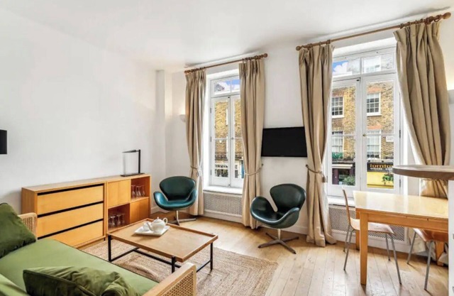 1 Bed flat in Elizabeth St Victoria very Central and fashinable street