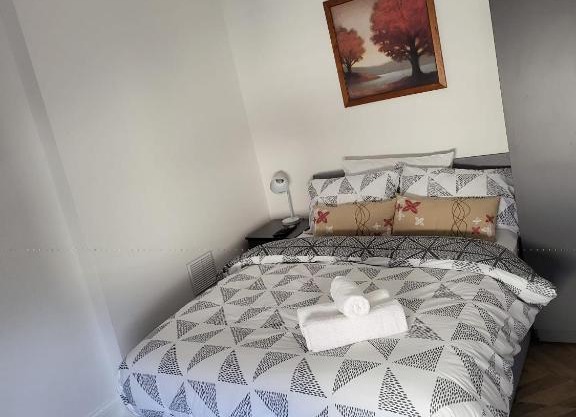 1 Bed Flat - Sleeps 2 - Parking - Wifi