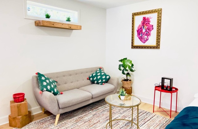 1-bedroom apartment just 13 minutes from Six Flags Over Georgia