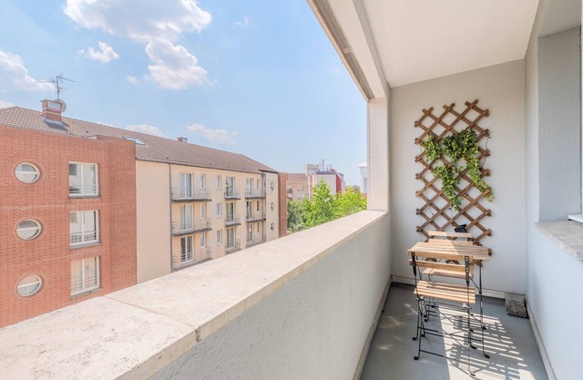 1 bedroom apartment with balcony - near metro